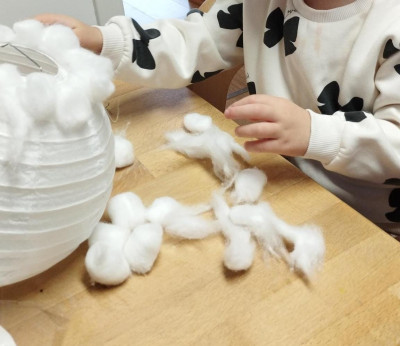 Wir basteln unsere Laternen.